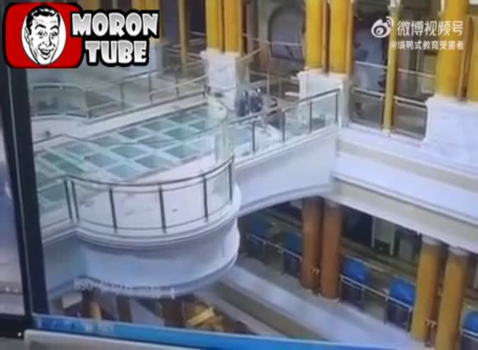 Video :He falls into the nothingness as his coworkers fail to replace a glass tile (Warning - shocking)